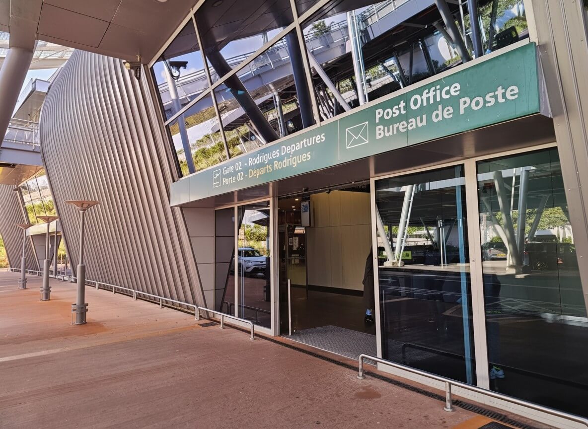 Vue de l'Aéroport île Maurice avec sa toiture ondulée