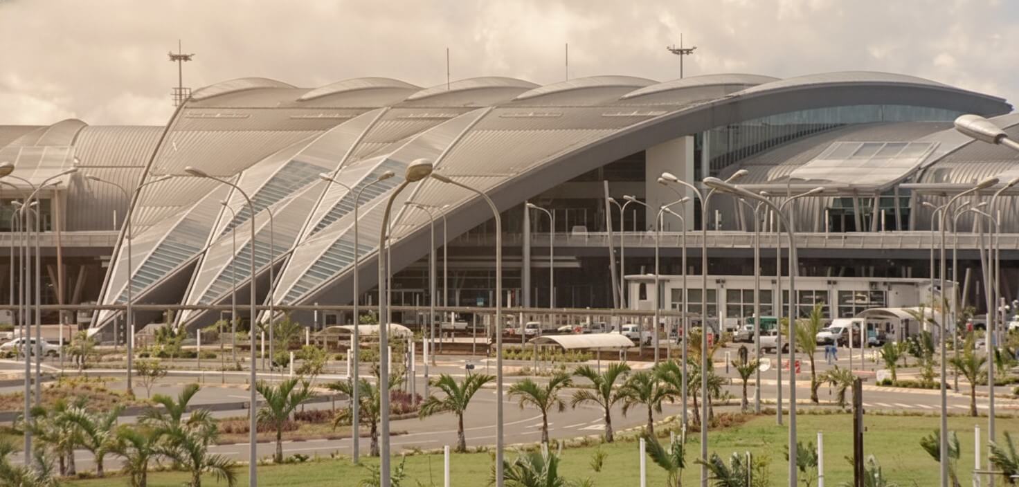 Zone d'embarquement de l'Aéroport île Maurice avec vue sur le tarmac